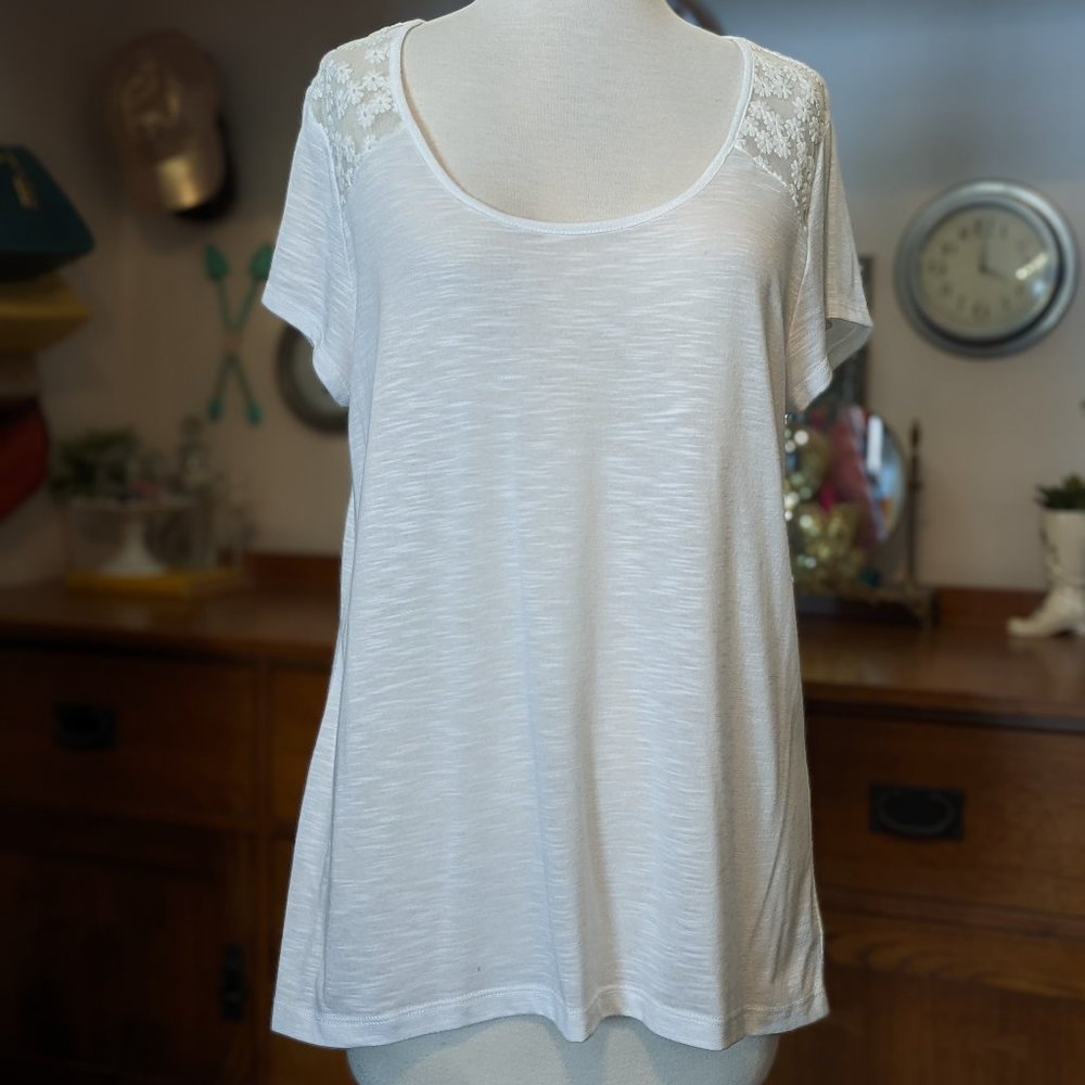 RETRO-ology Large White with Lace Detail Inset on Shoulder Area Top